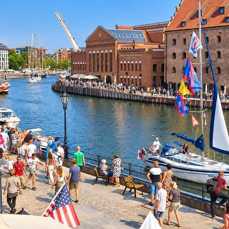Motlawa Bulvar Z Widokiem Na Rzeke Motlawa By Downtown Gdansk