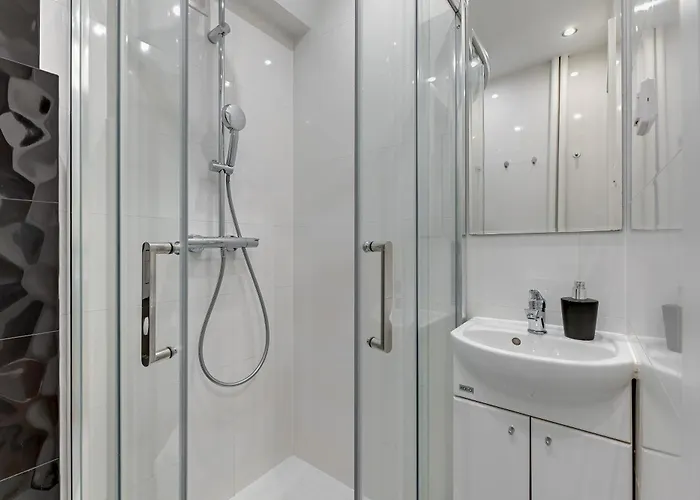 Motlawa Bulvar Z Widokiem Na Rzeke Motlawa By Downtown