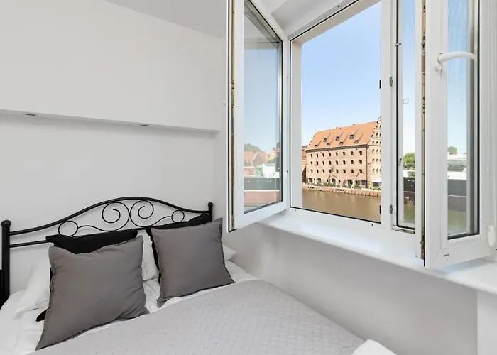 Motlawa Bulvar Z Widokiem Na Rzeke Motlawa By Downtown *