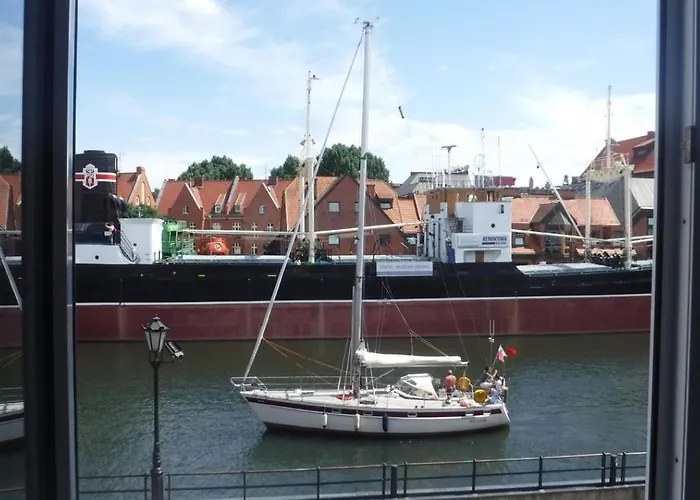 Motlawa Bulvar Z Widokiem Na Rzeke Motlawa By Downtown Gdaňsk